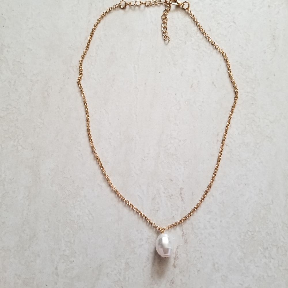 Faux Pearl Pendant Necklace